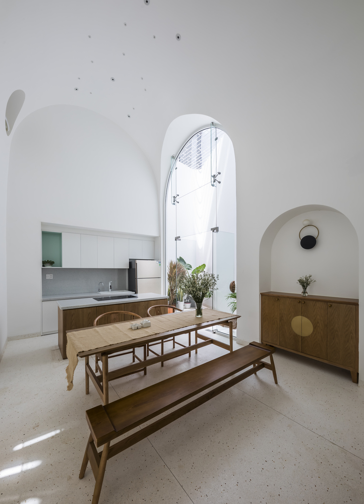 Không gian thiết kế mở hiện đại với sắc trắng chiếm lĩnh không gian cho cảm giác ngôi nhà rộng rãi. Nội thất đa phần bằng gỗ với kiểu dáng truyền thống Á Đông quen thuộc.