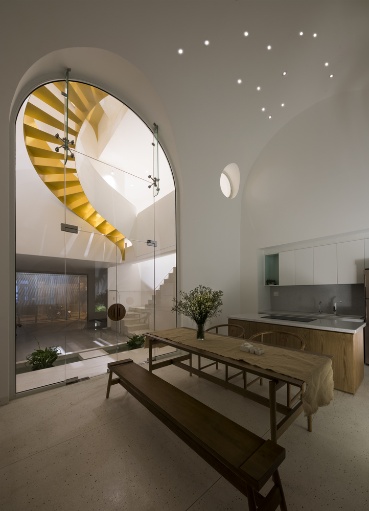 Một trong số những điểm nhấn nổi bật của Quiin House 2 là cầu thang xoắn ốc sắc màu vàng tươi, nổi bật giữa không gian phủ đầy sắc trắng thanh lịch.