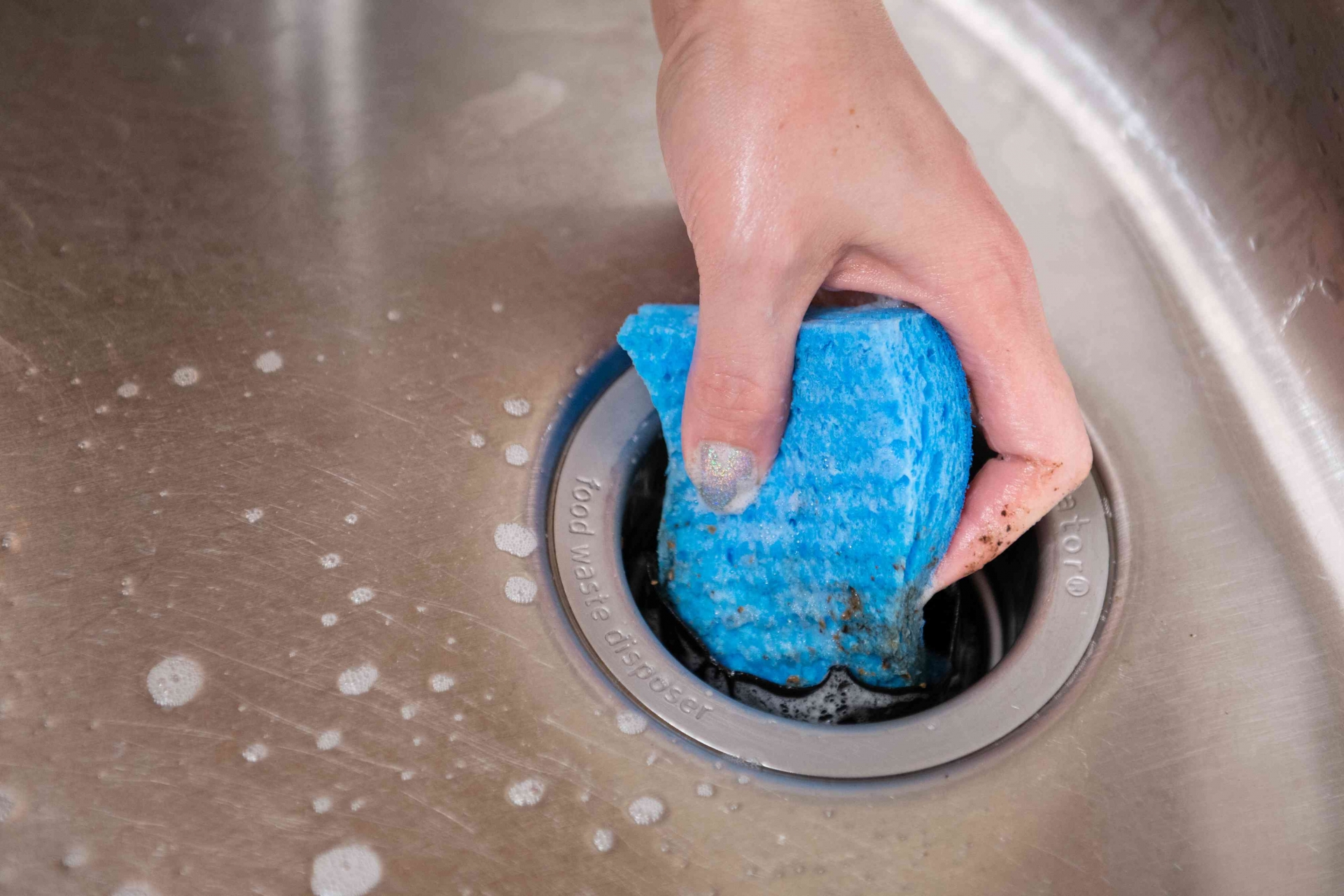 Cho xà phòng rửa chén vào miếng bọt biển, dùng mặt nhám chà xát kỹ càng bên trong ngăn đựng.