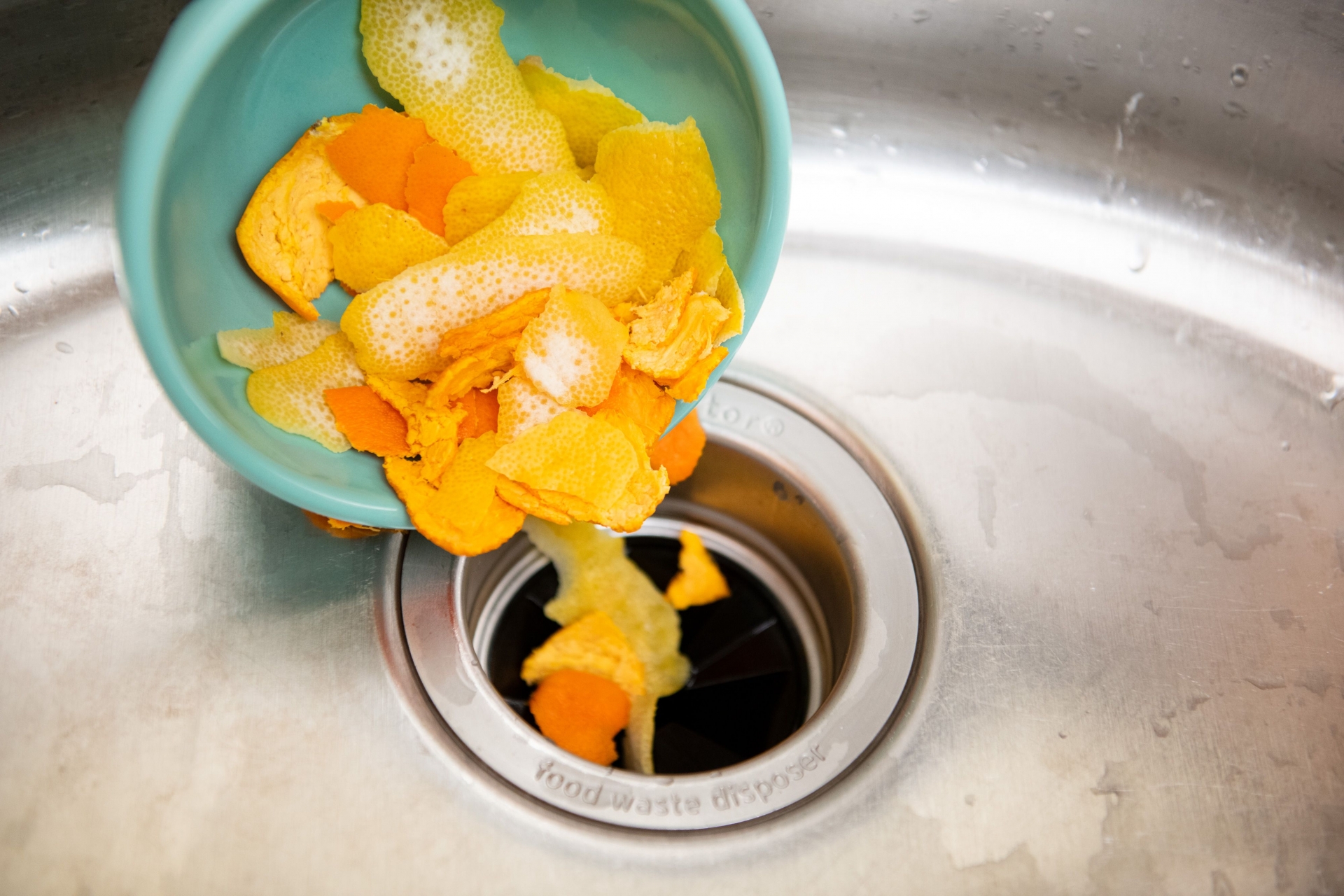 Sử dụng vỏ cam quýt tươi cắt nhỏ cũng là một cách phổ biến khác để làm sạch quá trình xử lý rác có mùi.