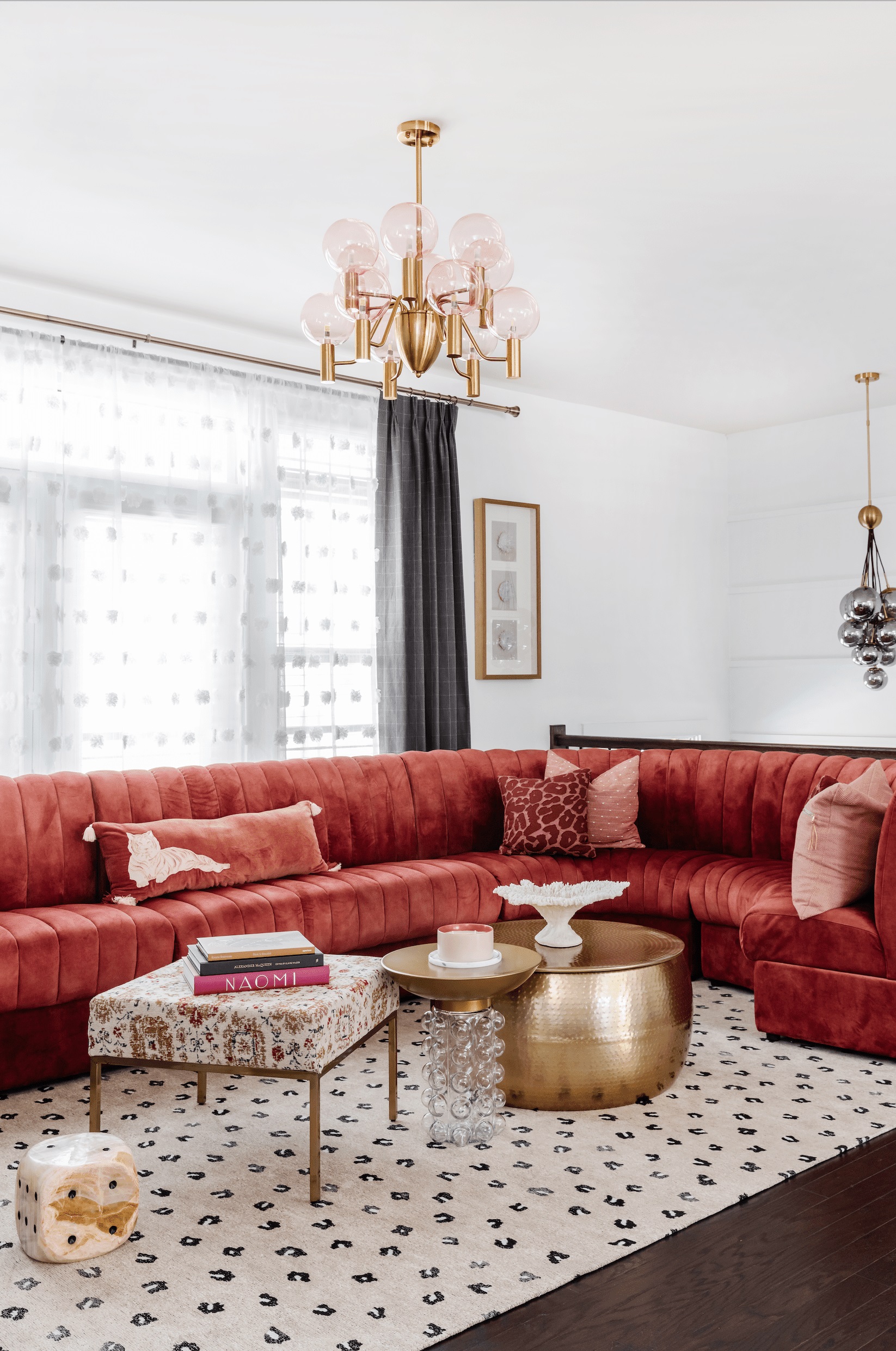 Phòng khách rộng rãi trở nên ấm cúng hơn nhờ chiếc ghế sofa màu đỏ rượu vang sang chảnh.