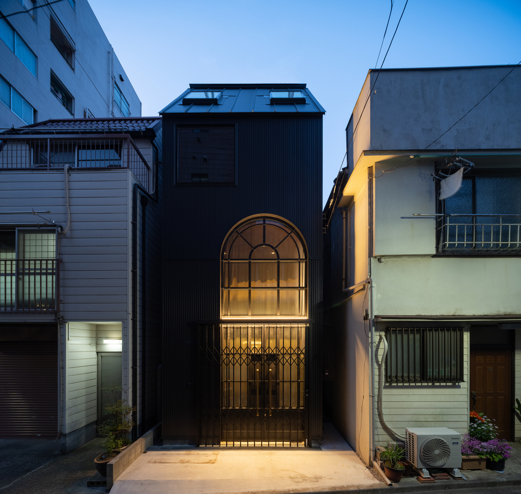 6 tsubo-house được xây dựng trên khu đất có diện tích siêu nhỏ, chỉ vỏn vẹn 21m², mặt đường phía trước lại rất hẹp. 