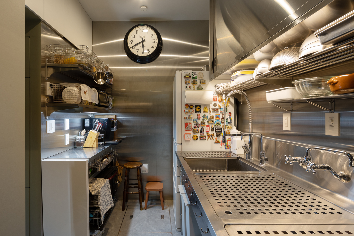 Phòng bếp tuy nhỏ hẹp nhưng gọn gàng, đầy đủ tiện nghi và thiết bị nấu nướng. Nội thất bằng vật liệu thép không gỉ bề mặt bóng loáng cho căn phòng vẻ hiện đại, sáng sủa.