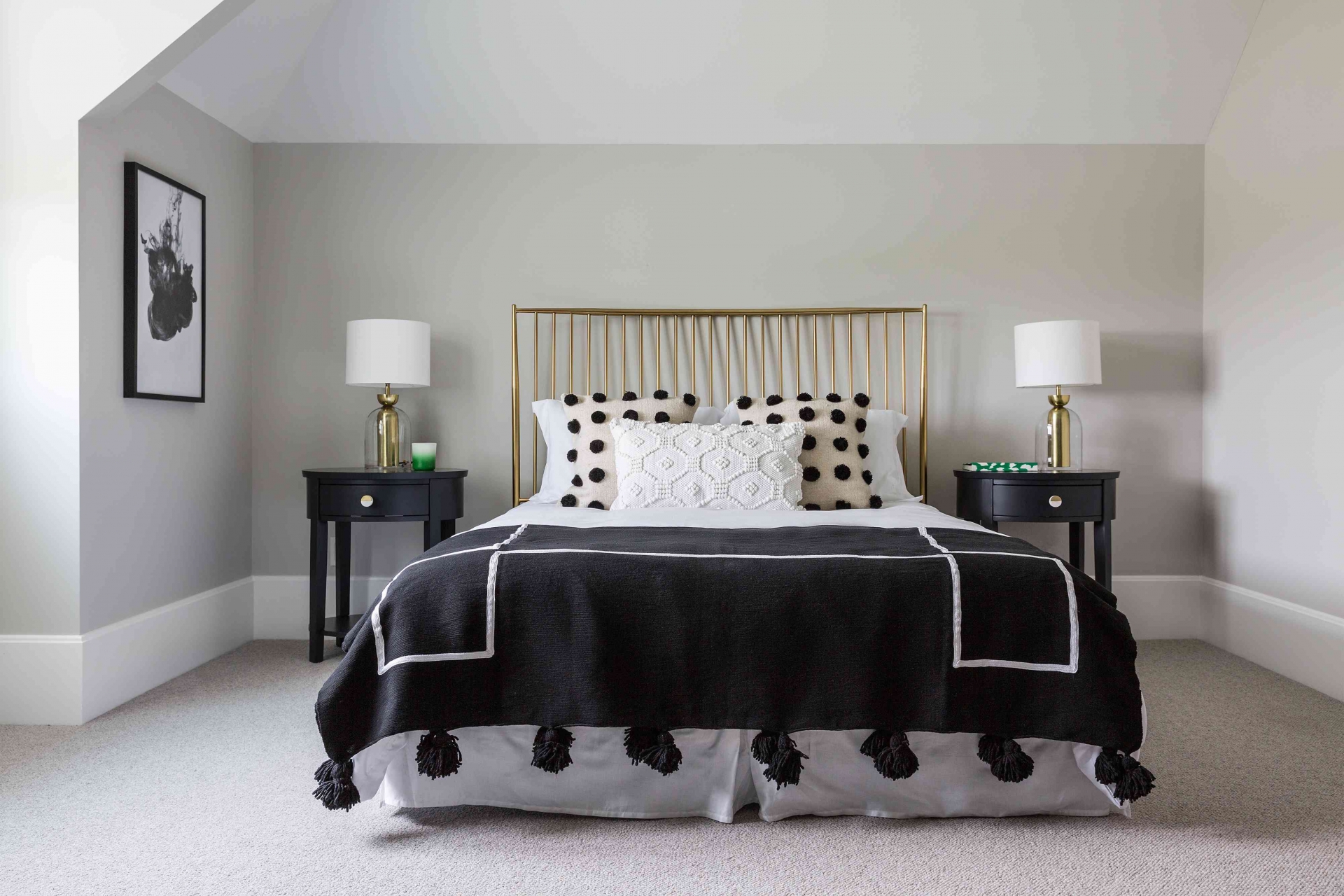 Phòng ngủ đạt được sự cân xứng không chỉ trong cách bố trí nội thất gồm táp đầu giường và đèn ngủ mà còn xuất sắc ở việc lựa chọn 2 gam màu trắng - đen xen kẽ.