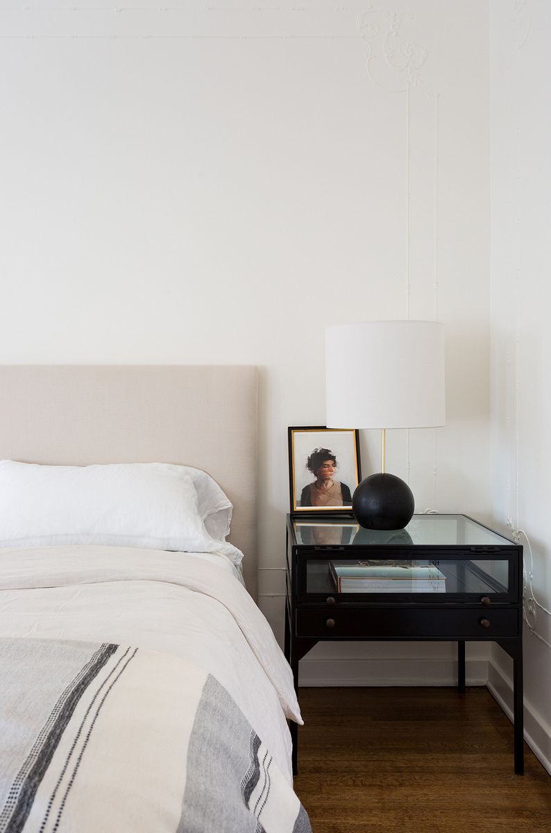 Phòng ngủ nhỏ chọn gam màu trắng chủ đạo, bổ sung táp đầu giường mặt kính khung đen sang trọng. Sàn gỗ nâu góp phần trung hòa màu sắc cho cái nhìn ấm cúng.