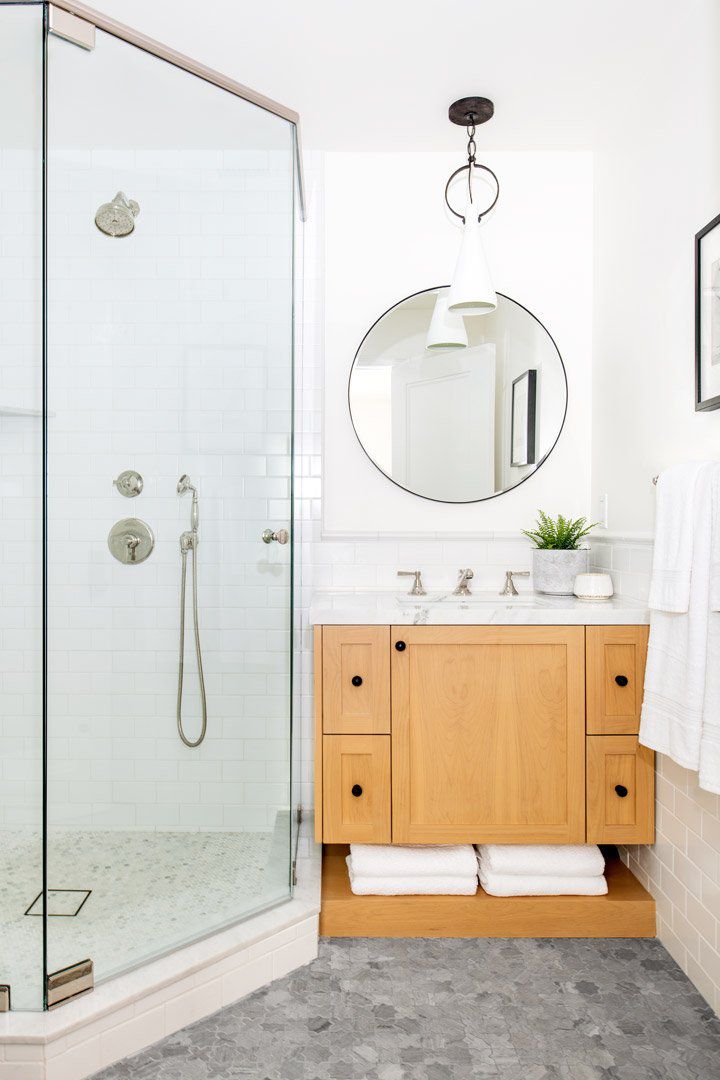 Buồng tắm đứng có phần đáy hình ngũ giác giúp tiết kiệm không gian, tạo cảm giác căn phòng nhỏ trở nên rộng rãi hơn.