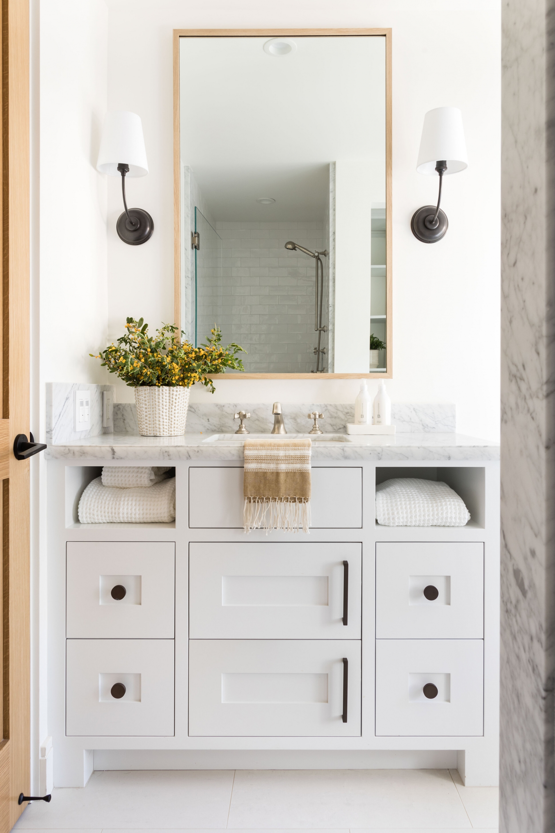 Tủ vanity vừa đóng vai trò lưu trữ vừa kết hợp bồn rửa phía trên, nếu là loại gắn tường thì lại càng dễ vệ sinh sàn nhà hơn nữa. 