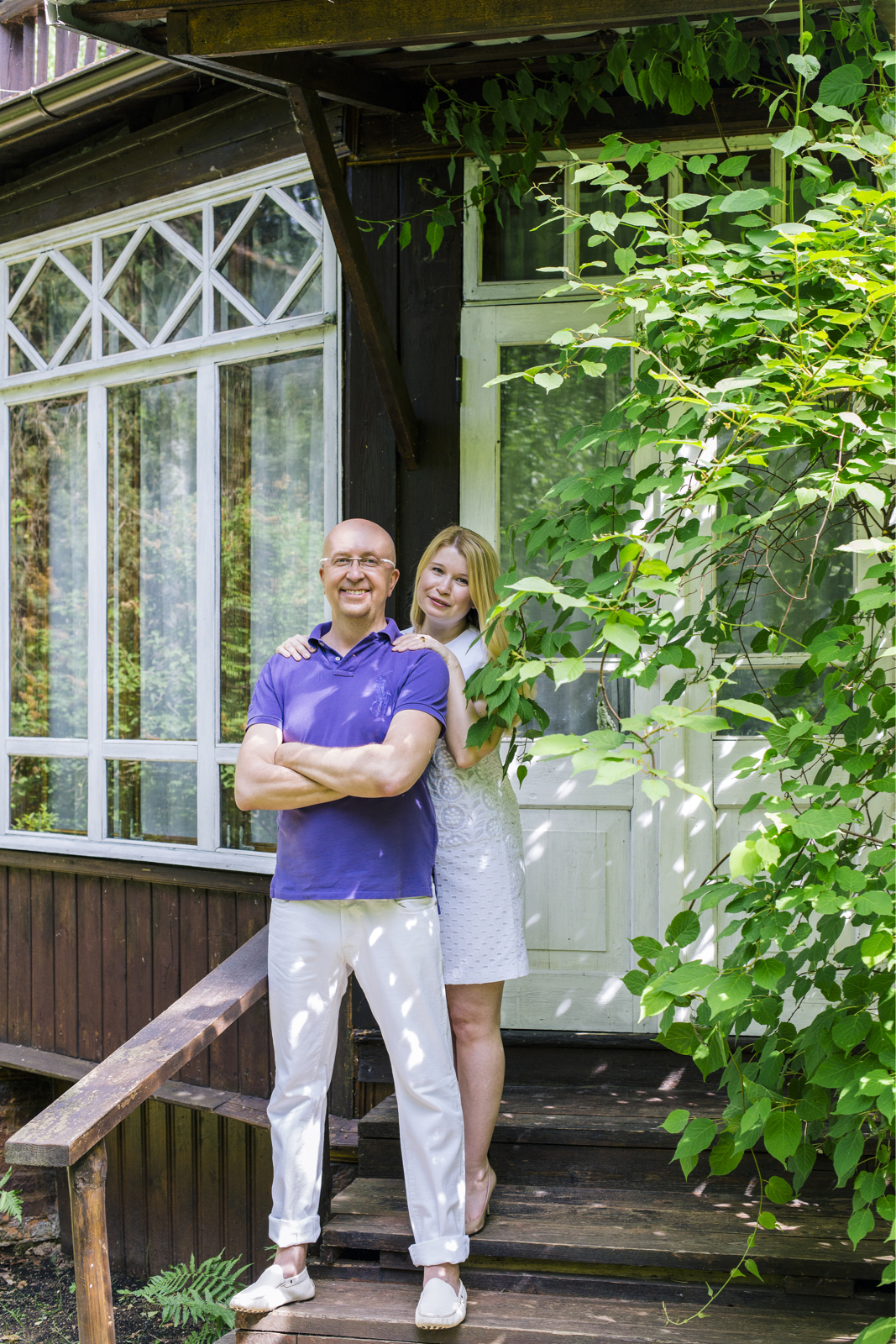 KTS Boris Uborevich-Borovsky, chủ tịch Hiệp hội kiến ​​trúc Moscow (MAO), cùng vợ là Marina tại ngôi nhà gỗ của họ tại vùng ngoại ô.