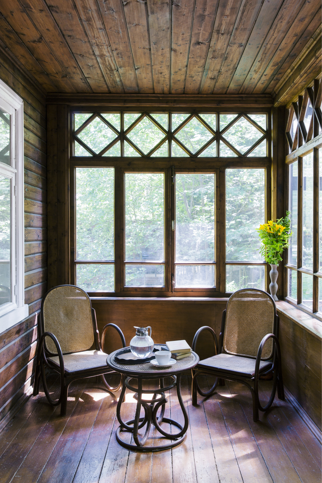 Phòng trà nhỏ xinh nhìn ra không gian sân vườn lãng mạn với cây cối tươi xanh, ánh nắng mai xuyên qua ô cửa kính cùng bộ bàn ghế cổ điển đầy chất thơ.