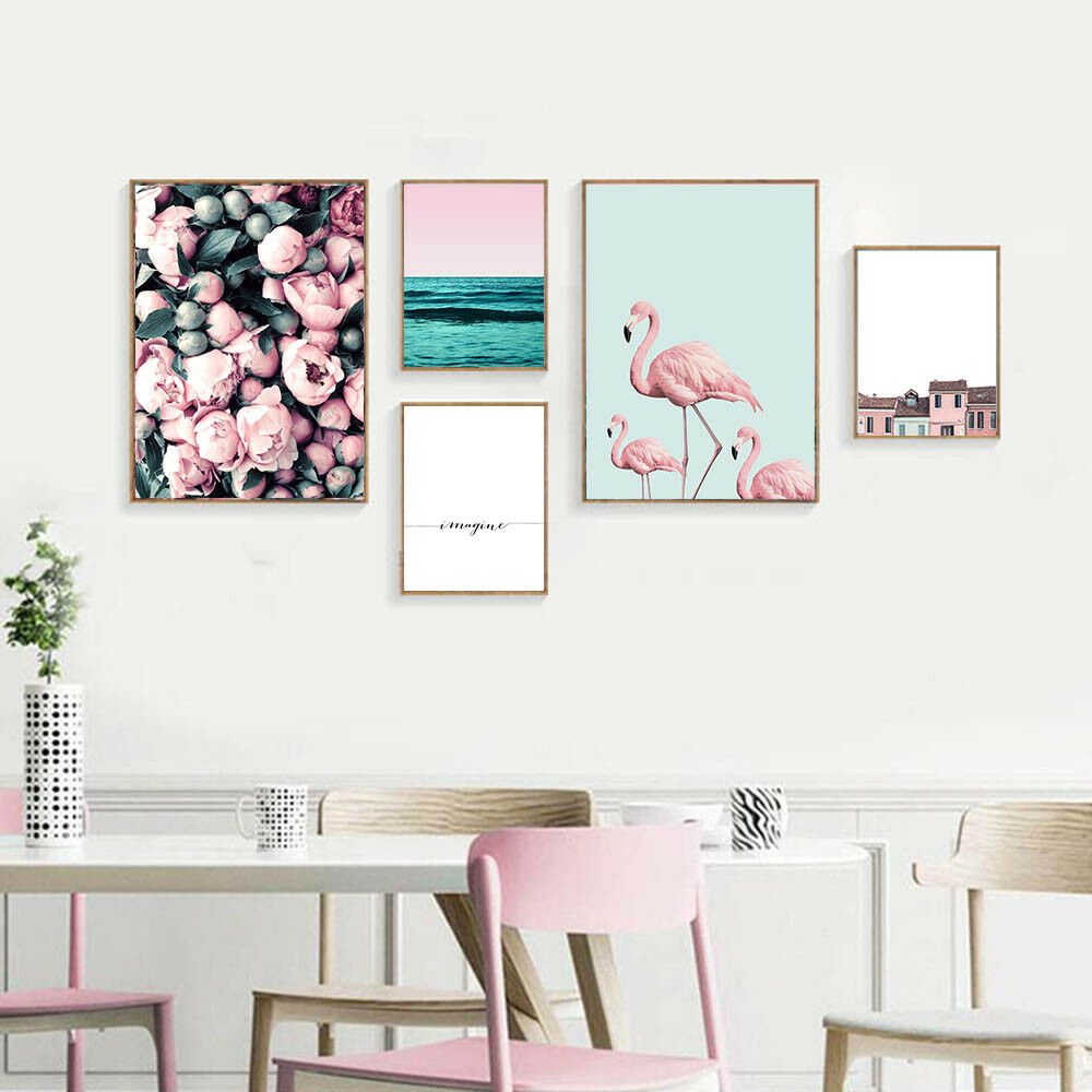 Nếu không muốn chọn sơn màu hồng 'bánh bèo' để sơn tường thì bạn có thể treo những tác phẩm nghệ thuật tone pastel để trang trí trên phông nền trắng dễ thương.