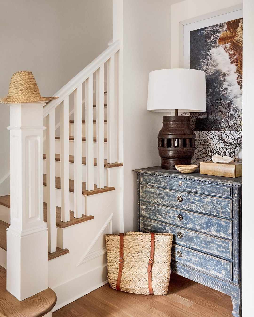 Cầu thang sơn trắng, các bậc tam cấp gỗ là sự kết hợp tuyệt vời để tạo nên cái nhìn vừa thanh lịch vừa mộc mạc.
