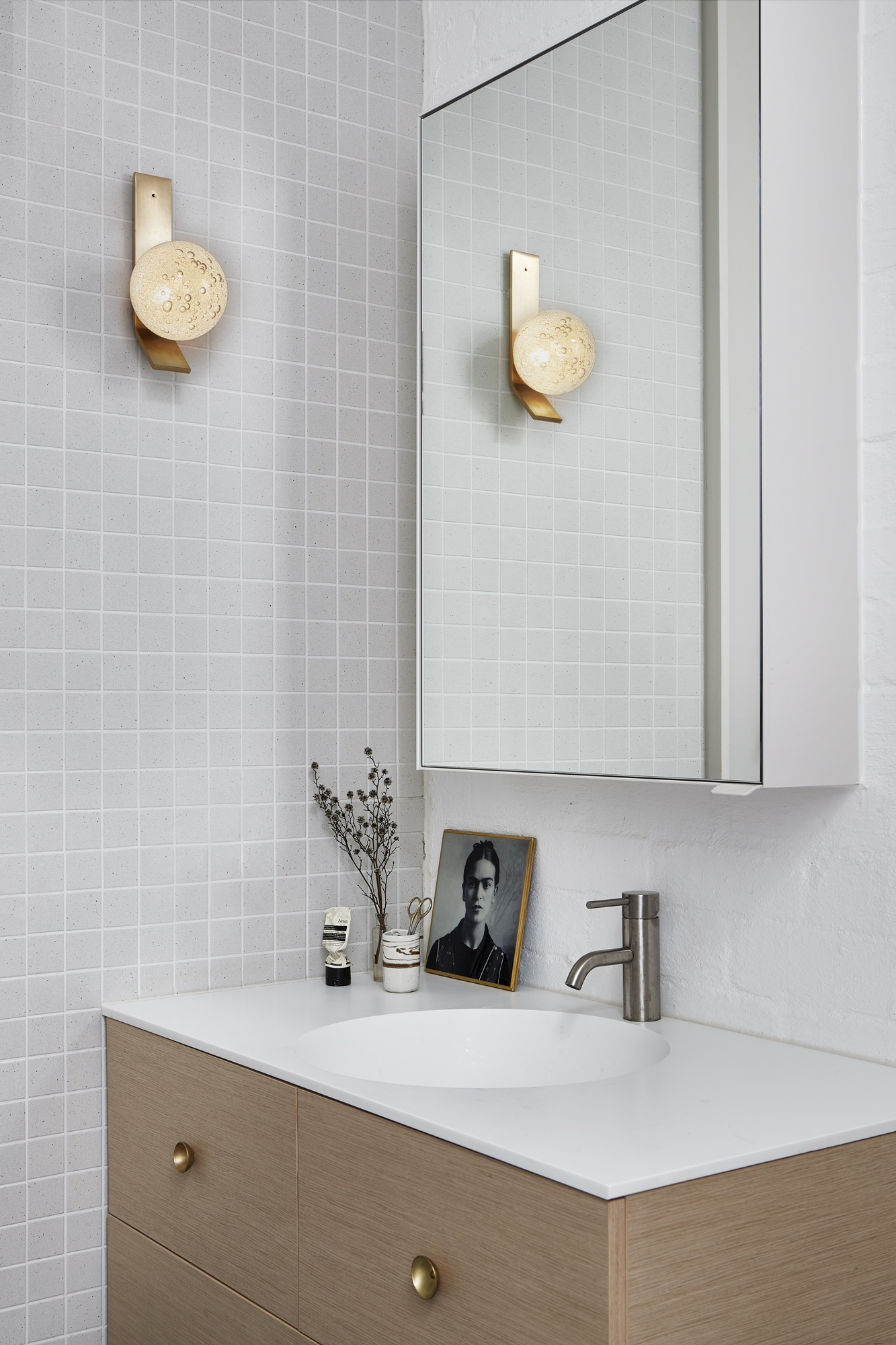 Sai lầm khá phổ biến trong thiết kế nội thất phòng tắm là chọn sai chiều cao của vòi so với bồn rửa.