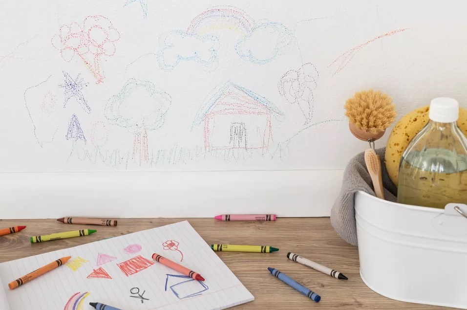 Nếu trong nhà bạn có những đứa trẻ đang trong độ tuổi khám phá thì việc các con dùng bút màu sáp vẽ vời sáng tạo trên nền tường là điều khó tránh khỏi. 