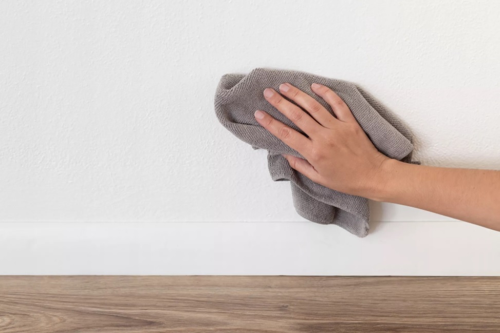 Dùng khăn vải sợi mềm để làm khô và đánh bóng tường lần cuối.