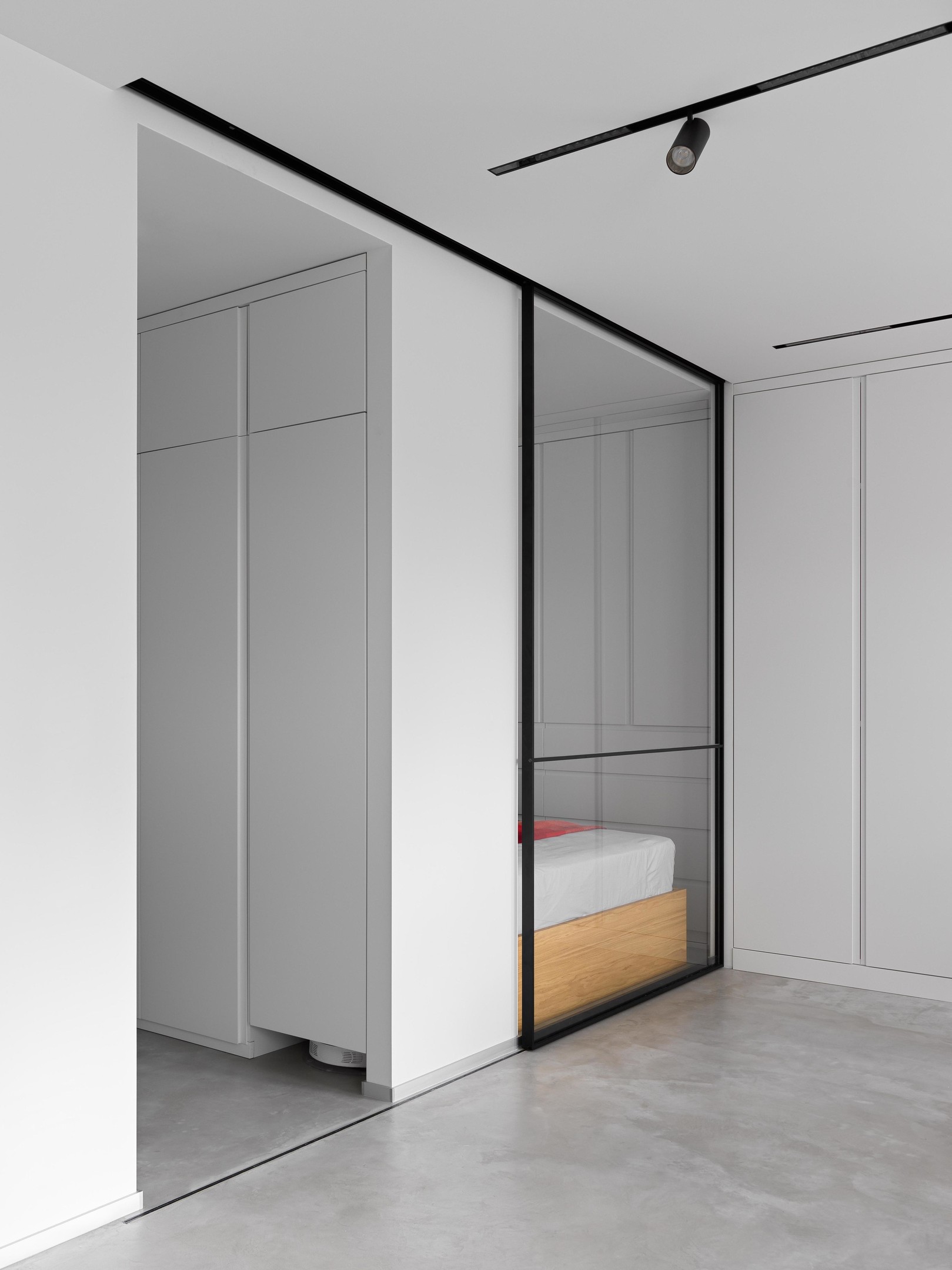 Lối vào căn hộ 40m² được thiết kế tối giản với tone màu trắng thanh lịch. Đây cũng là gam màu chủ đạo giúp căn hộ nhỏ tươi sáng hơn. 