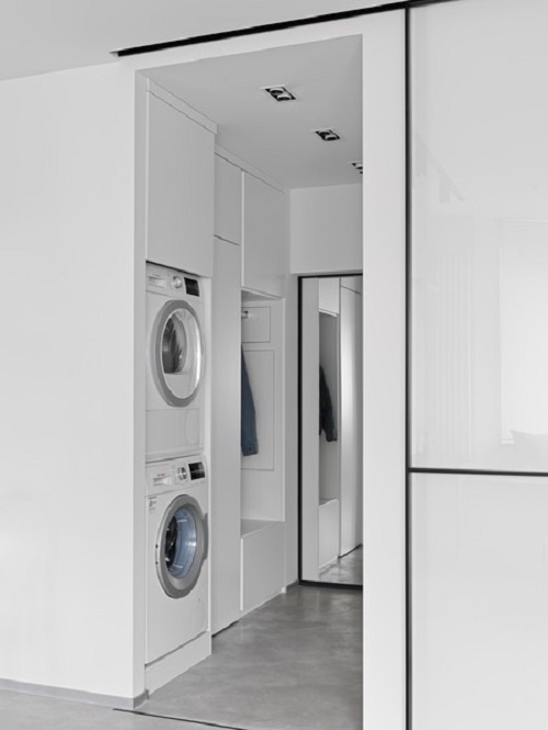 Mặc dù diện tích nhỏ nhưng nhờ cách thiết kế khéo léo nên căn hộ vẫn có được không gian phòng giặt với máy giặt, máy sấy siêu gọn.