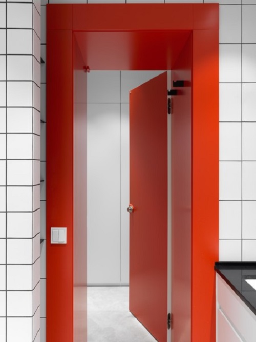 Phòng tắm là không gian duy nhất sử dụng gam màu rực rỡ để trang trí, đó chính là màu đỏ. Ý tưởng này xuất phát từ mong muốn xua đi sự lạnh lẽo trong phòng tắm ẩm ướt.