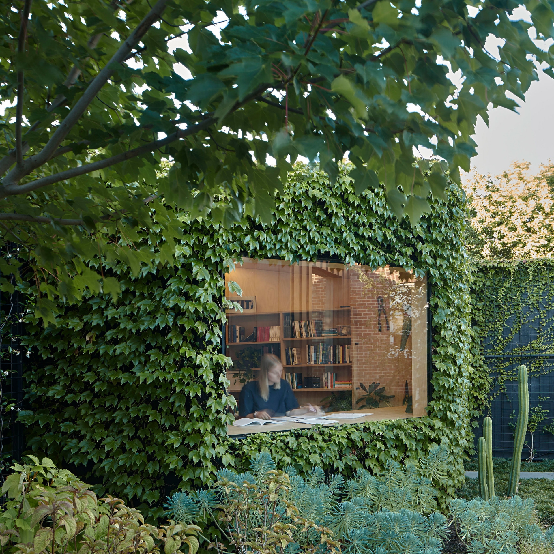 Writer's Shed tại Melbourne (Úc) được KTS Matt Gibson thiết kế như một “ngôi nhà nhỏ trong vườn”. Dù diện tích chỉ vỏn vẹn 10m² nhưng vô cùng nên thơ nhờ mặt tiền xanh mướt của cây cối qua ô cửa kính.