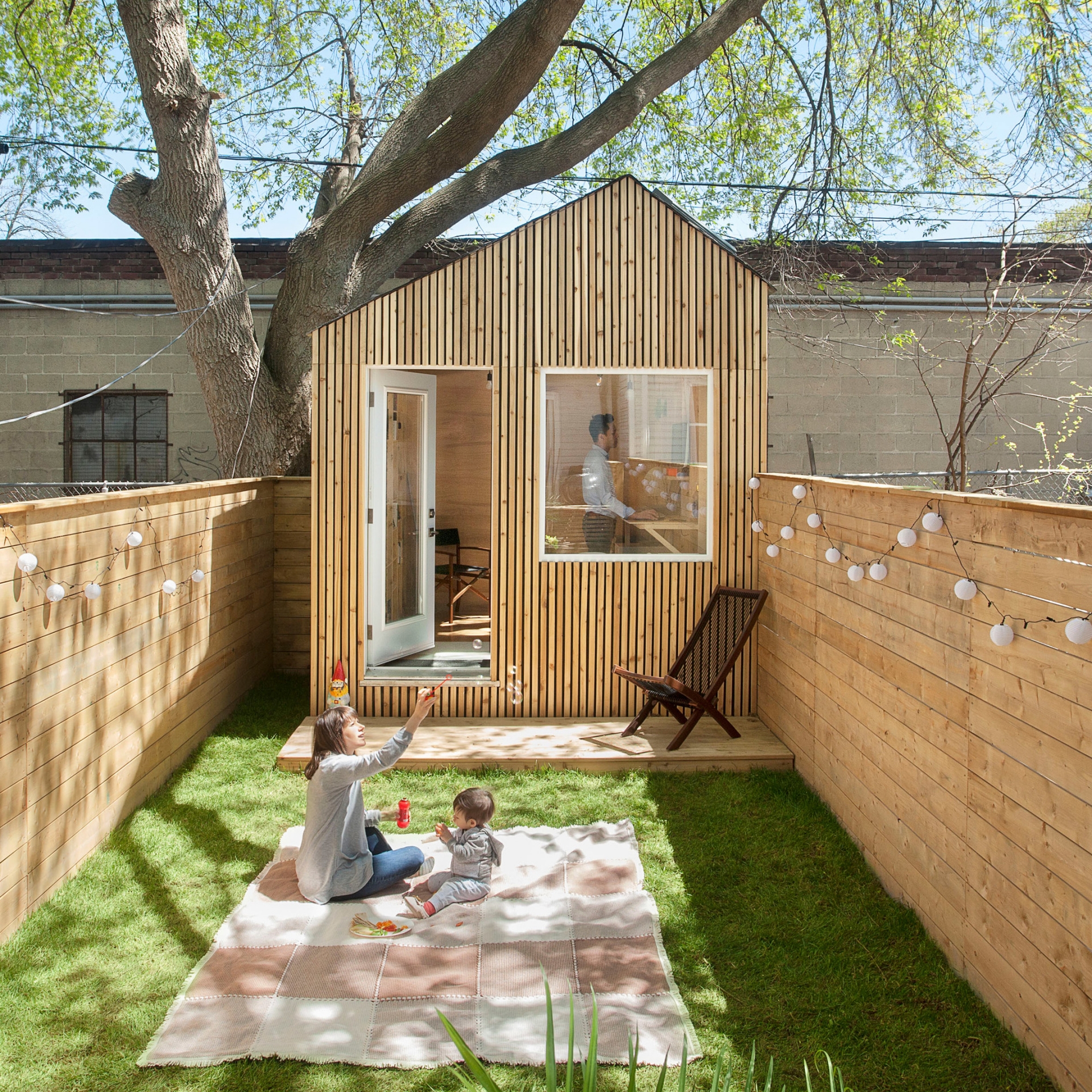 Six Four Five A Studio đã hoàn thành dự án thiết kế Garden Studio cho gia đình nhỏ tại Toronto (Canada). Khu vực bên trong là phòng làm việc của bố, khoảng sân ngập tràn nắng ấm, cỏ xanh là nơi chơi đùa của 2 mẹ con.
