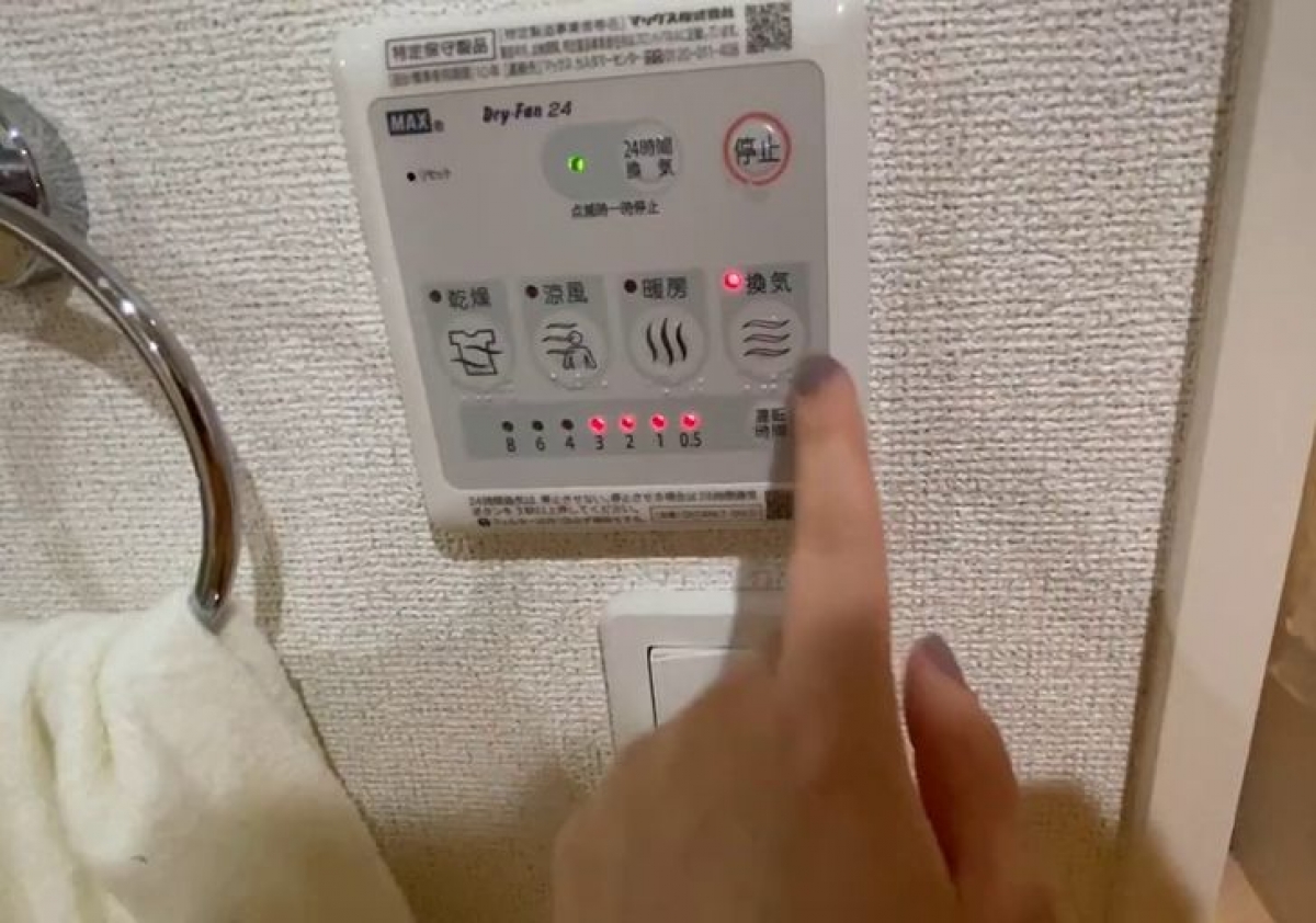 Thật tuyệt vời hệ thống thông gió trong nhà người Nhật không chỉ để thông gió mà còn thực hiện chức năng của máy sấy quần áo với nút điều khiển thuận tiện.