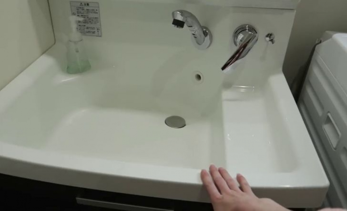 Bồn rửa tay có kích thước lớn hơn hẳn so với bồn rửa mà chúng ta thường thấy. Nó có thiết kế đặc biệt để em bé nhỏ có thể ngồi vừa và bố mẹ dễ dàng vệ sinh cho trẻ.