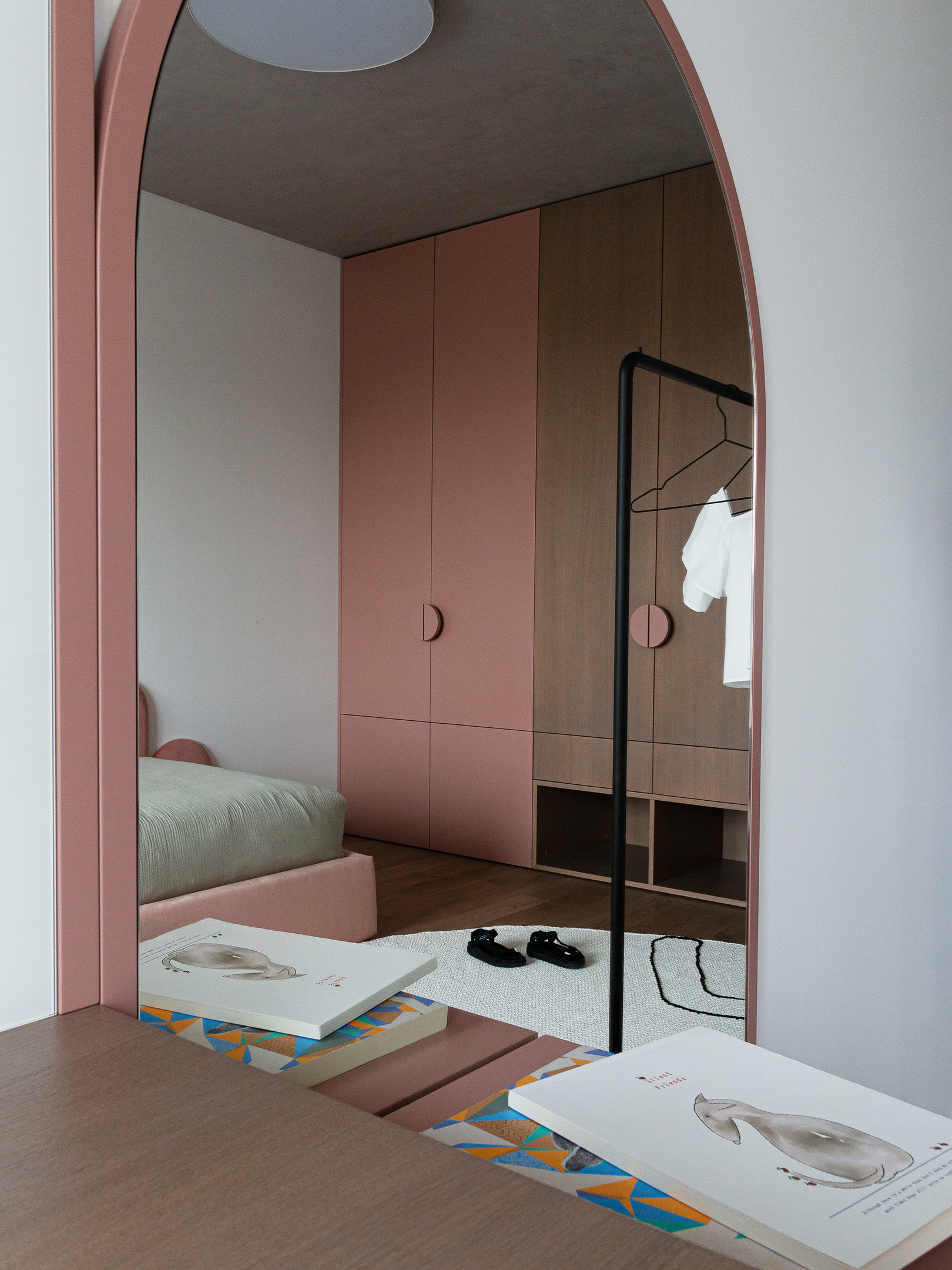 Thay vì chỉ chọn duy nhất một màu hồng, phòng ngủ của cô con gái nhỏ nhỏ được NTK nội thất kết hợp sắc hồng với trắng và nội thất gỗ để tăng vẻ nữ tính và phù hợp với nhiều giai đoạn phát triển của trẻ.