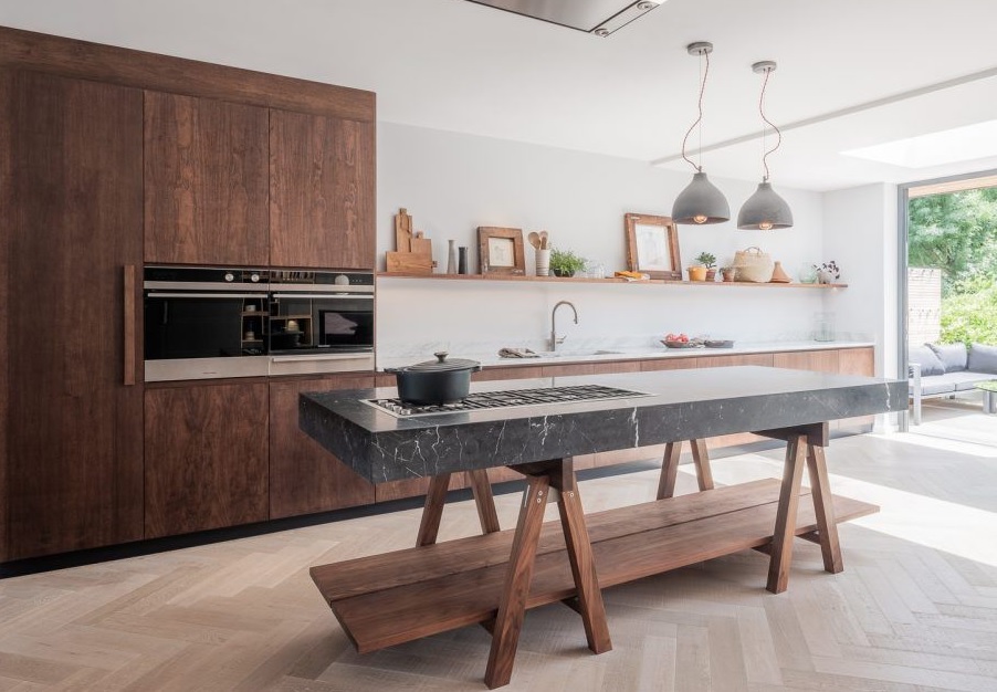 Sự liên kết giữa 2 món nội thất cơ bản bằng vật liệu gỗ tone màu nâu trầm mang lại cái nhìn mạnh mẽ, vững chãi cho không gian nấu nướng.
