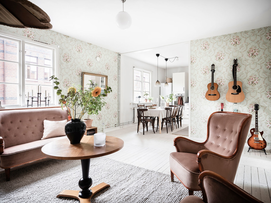 Căn hộ ấm cúng có gác mái và ban công xinh xắn đến từng cen-ti-met