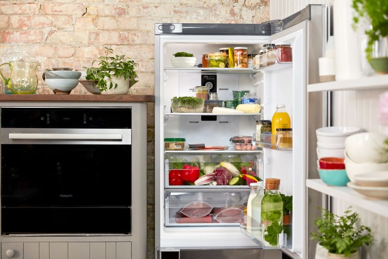 Thường xuyên kiểm tra tủ bếp và tủ lạnh để loại bỏ những thực phẩm đã hết hạn sử dụng.