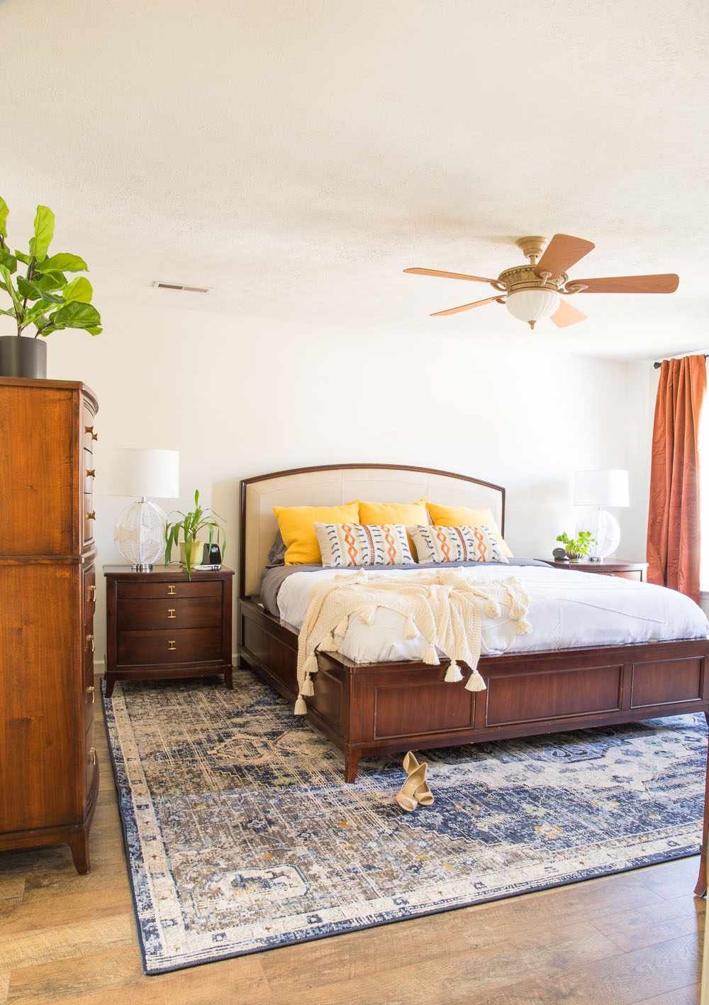 Với phòng ngủ lớn, hãy tận dụng vẻ đẹp, sự vững chãi của nội thất gỗ và các gam màu nóng để “làm ấm” không gian.
