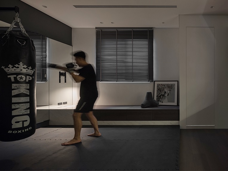 Căn hộ màu xám - đen mạnh mẽ, nam tính của chàng độc thân đam mê quyền Anh