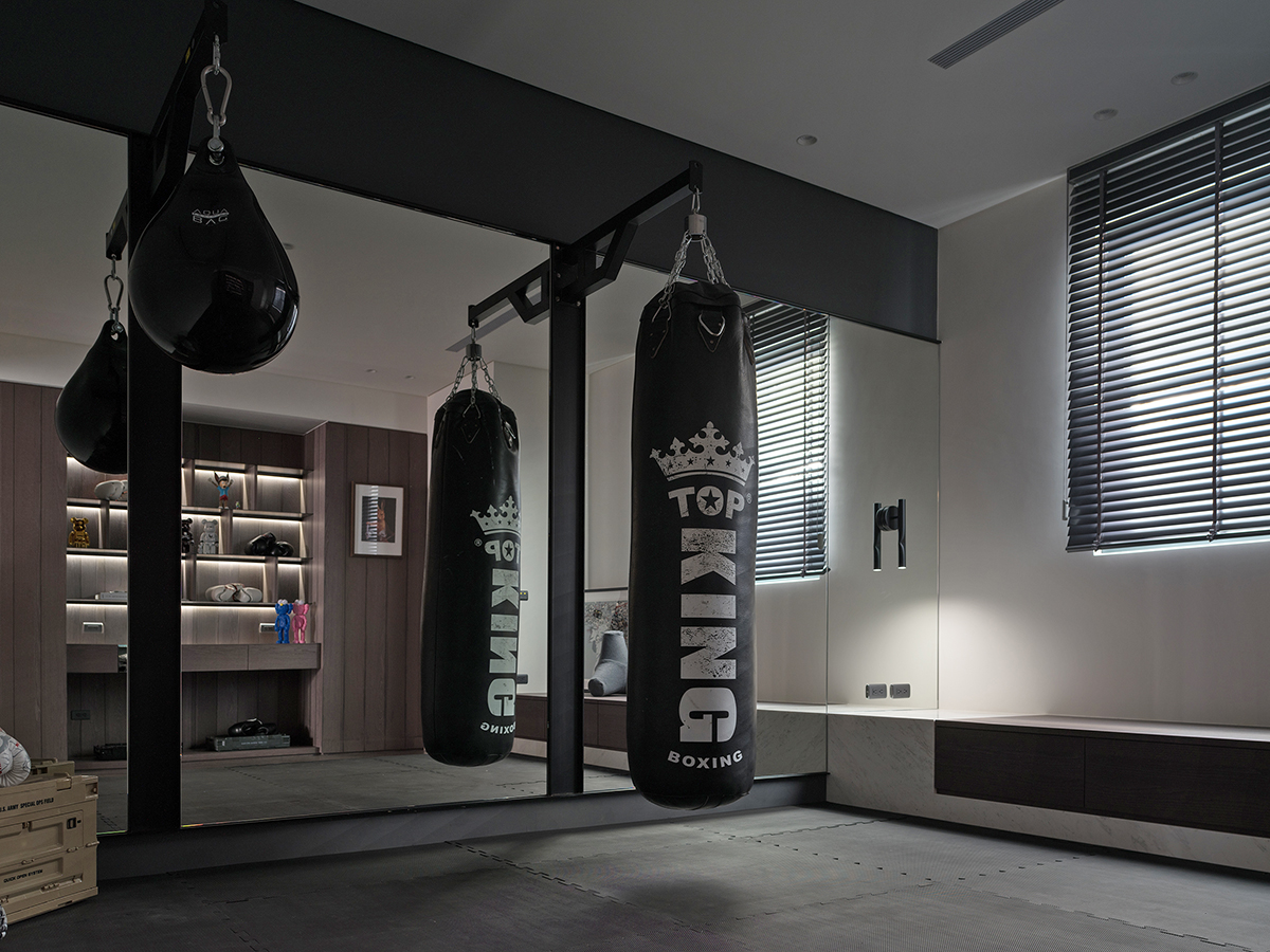 Và đây là phòng tập boxing rộng rãi, tiện nghi của chủ nhân, với đầy đủ đồ tập đấm bốc và bức tường được ốp 'full' gương cho cảm giác nhân đôi căn phòng hiệu quả.