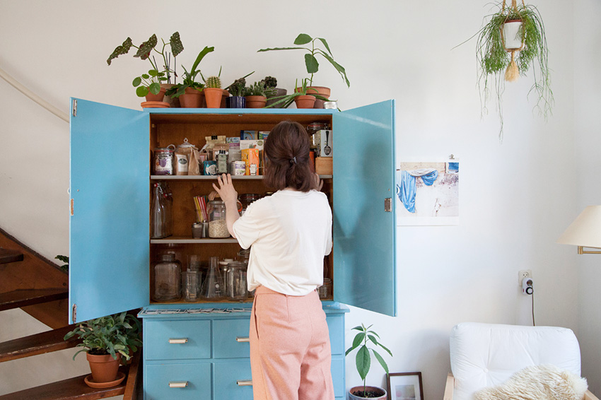 Một chiếc tủ cũ được cô nàng sơn mới lại bằng gam màu xanh ngọc lam bắt mắt. Bên trong thiết kế rộng rãi, tha hồ lưu trữ các loại chai lọ gia vị cho phòng bếp.