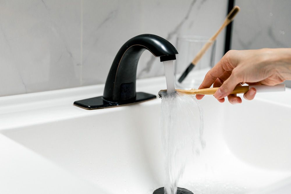 Trước và sau mỗi lần sử dụng, hãy rửa đầu bàn chải bằng nước nóng.