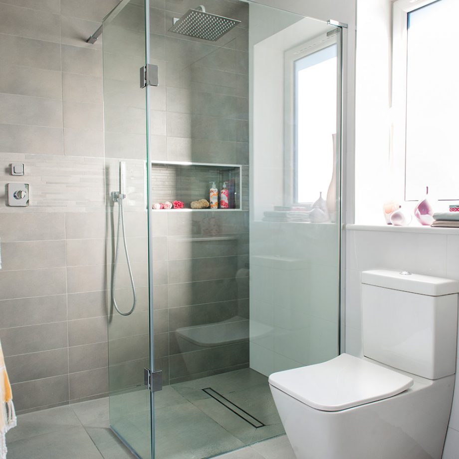 Vách ngăn bằng kính trong suốt phân vùng toilet và buồng tắm, giúp không gian thoáng sáng và rộng rãi hơn.