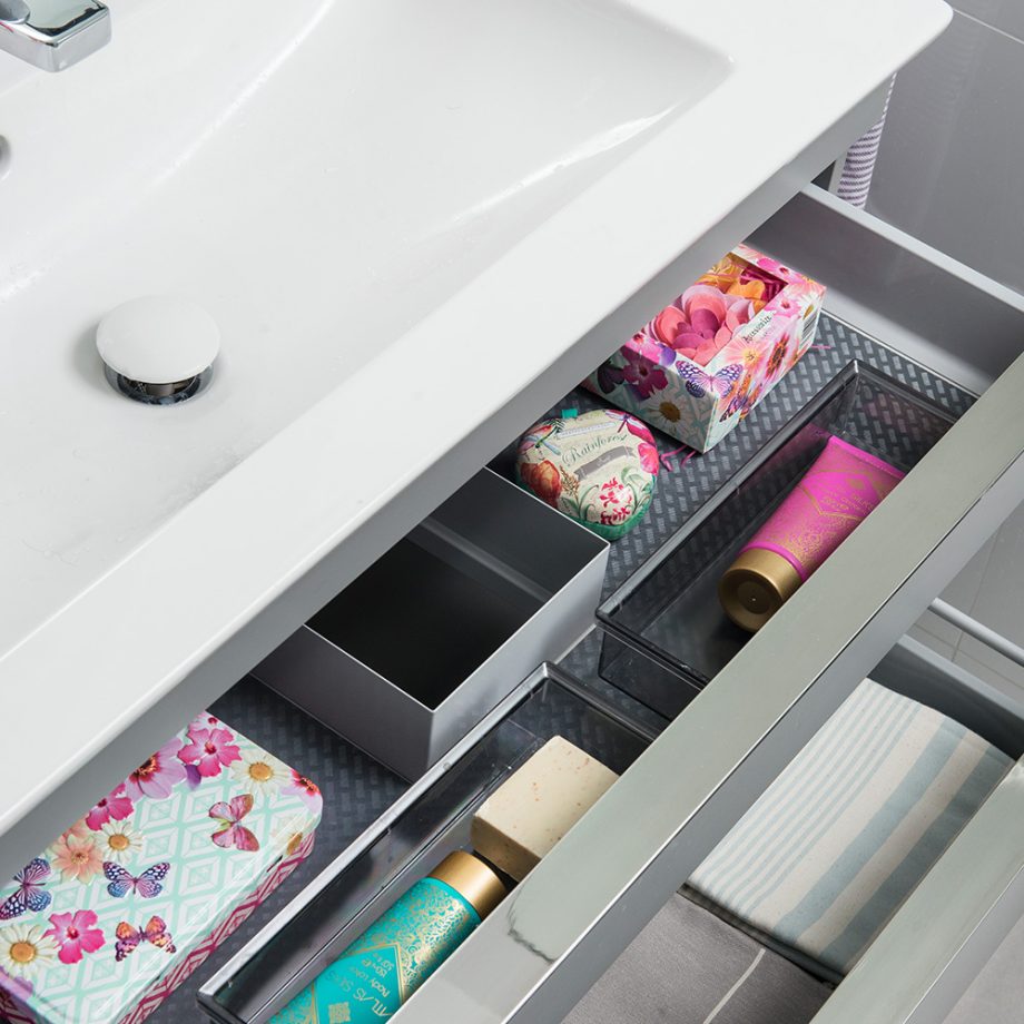 Chiếc tủ vanity với nhiều ngăn kéo bên dưới giúp nữ chủ nhân tha hồ sắp xếp các loại sản phẩm dưỡng da, đồ trang điểm,...