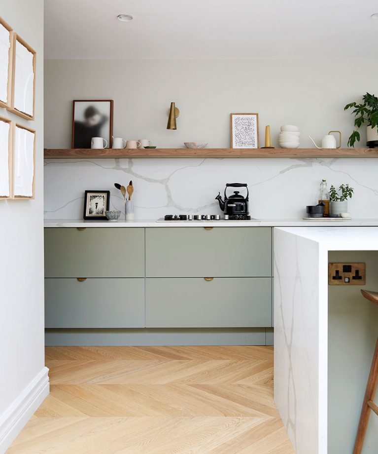 Giữ cho phòng bếp đơn giản mà sang trọng với duy nhất một chiếc kệ gỗ kích thước bằng chiều ngang của bức tường, phía trên backsplash ốp đá cẩm thạch trắng.