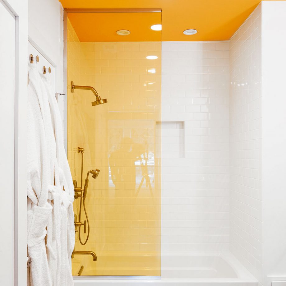 Sơn trần tương phản với nền tường trắng, ưu tiên các tone màu nóng như cam, vàng,... để không gian ấm cúng hơn.
