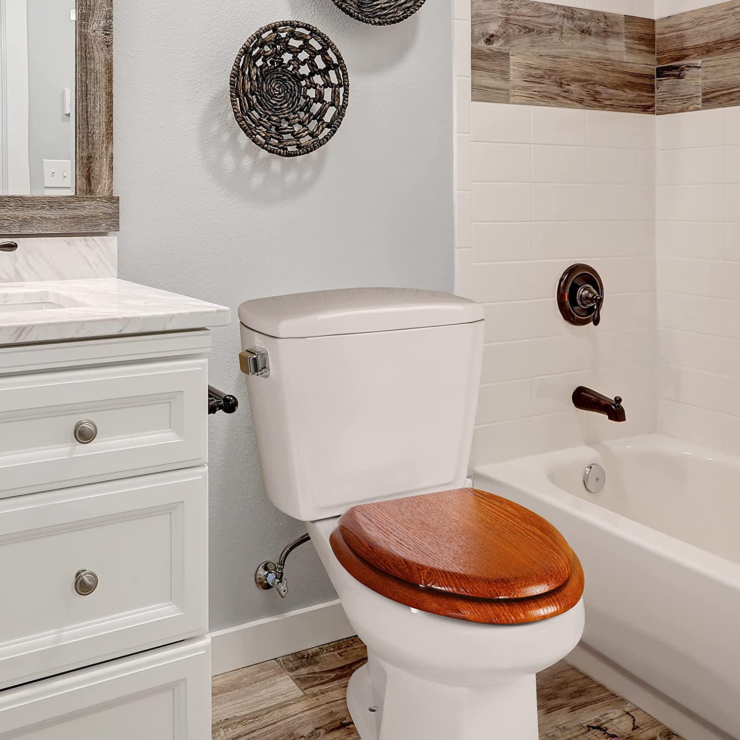 Nắp bồn toilet bằng gỗ vừa mang lại cảm giác ấm áp vừa tạo điểm nhấn cho phòng tắm nhỏ nhờ sự tương phản màu sắc.