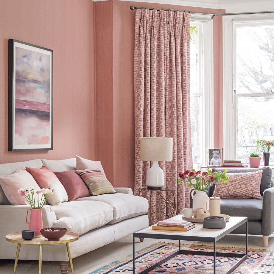 Khéo léo kết hợp tone màu hồng đậm - nhạt để tạo sự liên kết giữa màu tường với rèm che cửa sổ, vỏ gối tựa, thảm trải sàn, lọ hoa,... 