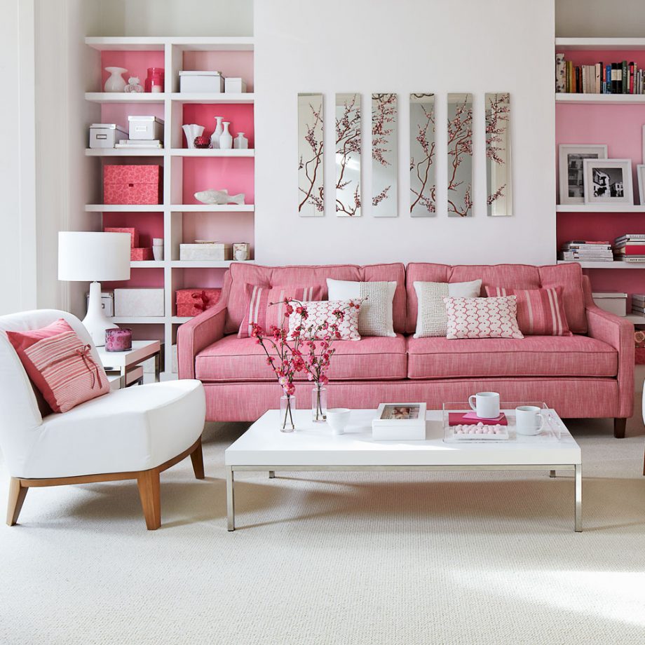 Màu hồng rực rỡ nhấn nhá sofa, gối tựa, phụ kiện trang trí,... xen kẽ màu trắng tinh khôi để căn phòng trở nên hấp dẫn, đầy rung cảm.