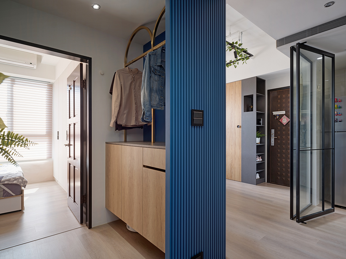 Toàn bộ sàn nhà lát gỗ ấm áp, góc trái tủ lưu trữ là cánh cửa dẫn lối vào phòng ngủ thiết kế theo phong cách tối giản Nhật Bản; góc phải là khu vực phòng bếp - phòng ăn theo phong cách công nghiệP.