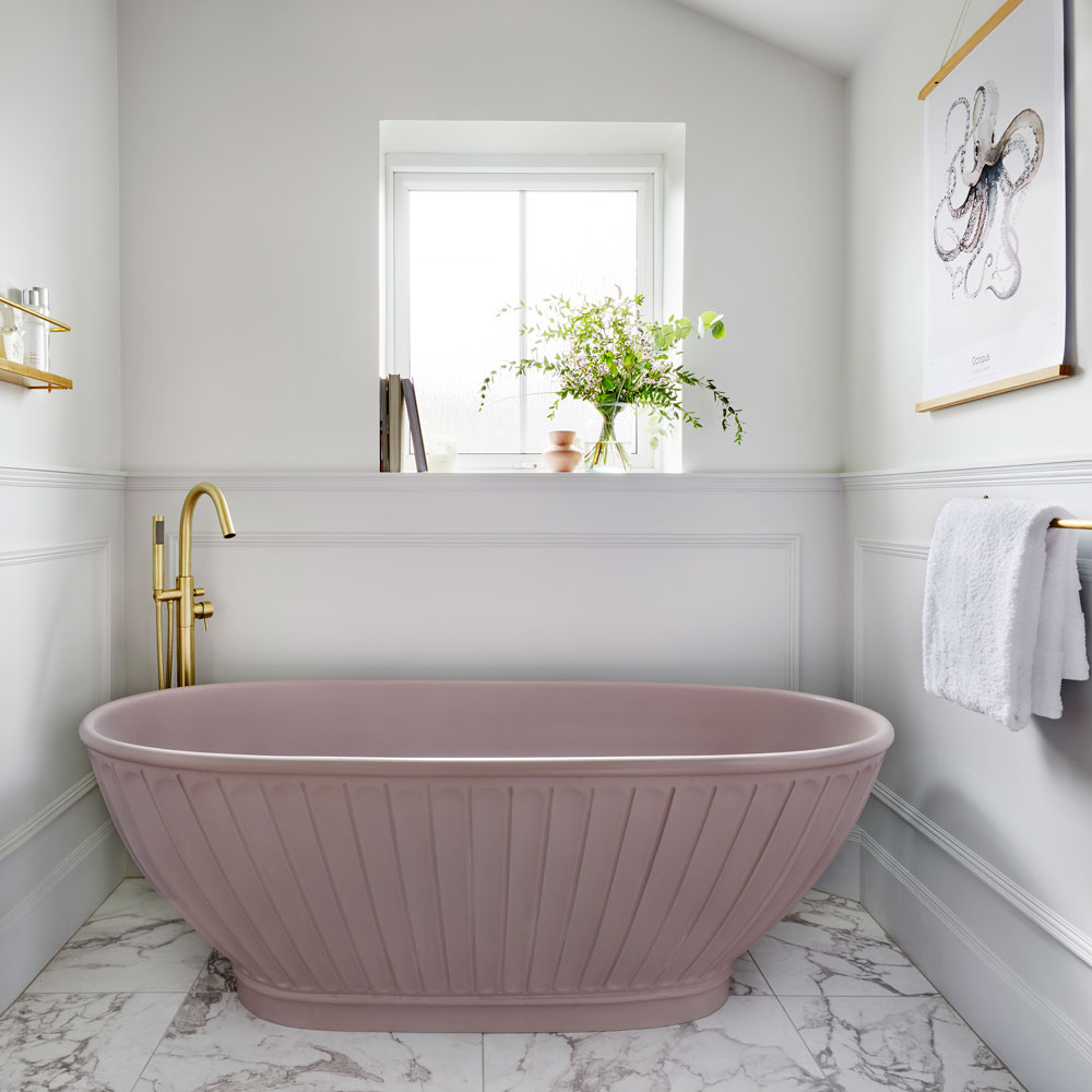 Tiêu điểm của phòng tắm chính là chiếc bồn tắm nằm màu hồng phấn dễ thương, nổi bật trên sàn nhà lát đá cẩm thạch tự nhiên.