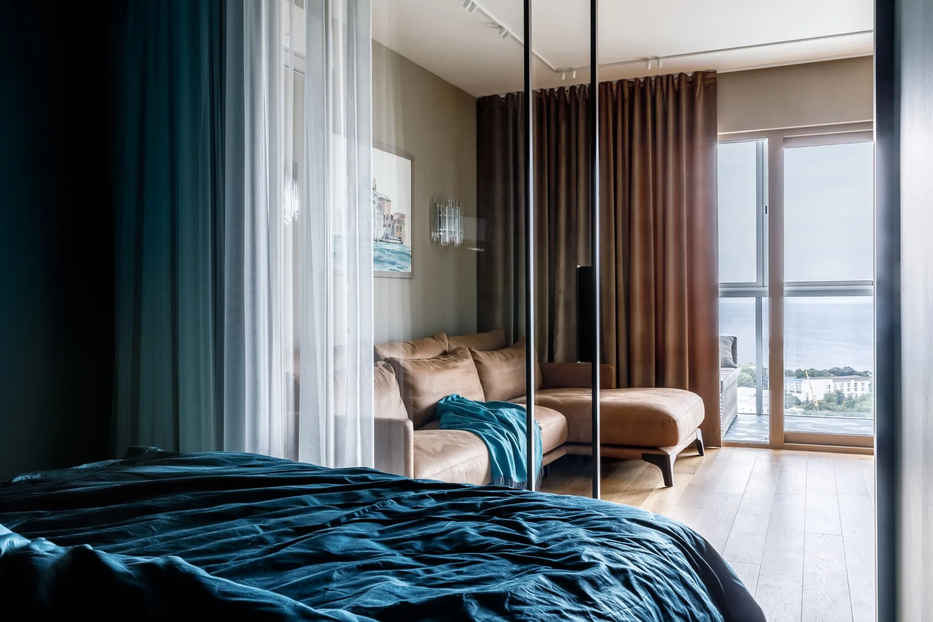 Căn hộ ven biển: Không gian 70m² mát rượi với gam màu xanh lam và ấm áp nhờ nội thất gỗ - Ảnh 2