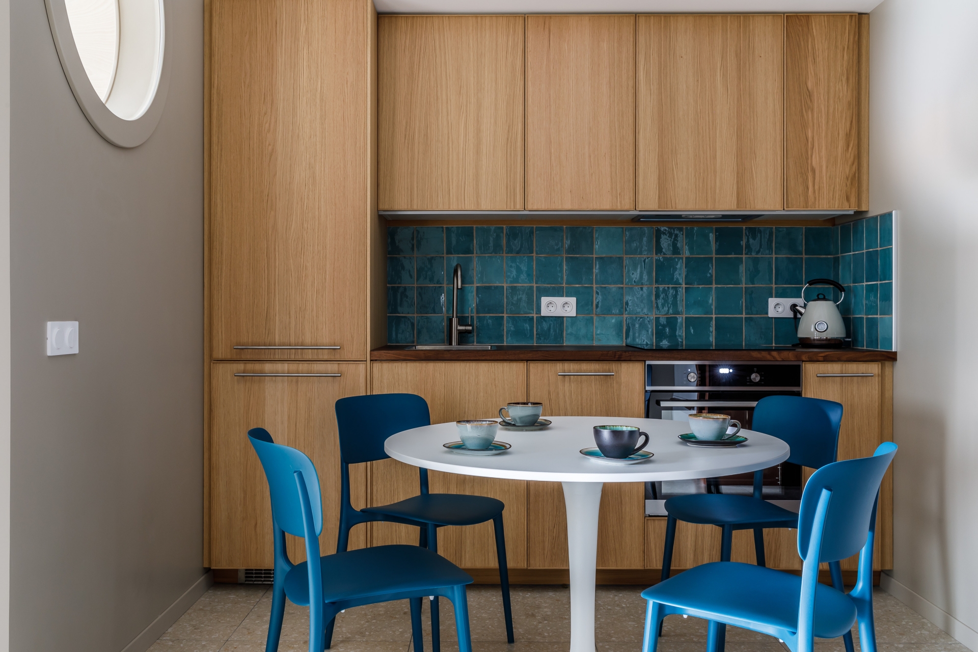 Phòng bếp với sự tương phản nhẹ nhàng giữa hệ thống tủ bếp bằng gỗ và nền tường sơn màu be ấm.