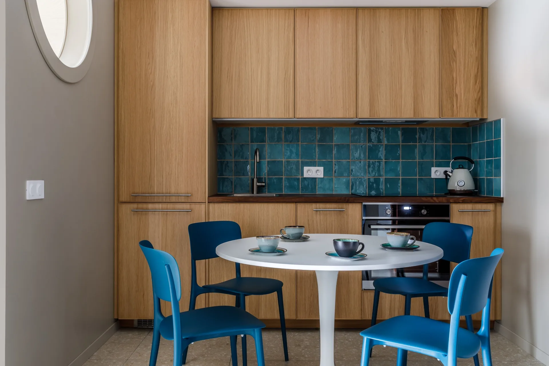 Căn hộ ven biển: Không gian 70m² mát rượi với gam màu xanh lam và ấm áp nhờ nội thất gỗ - Ảnh 4