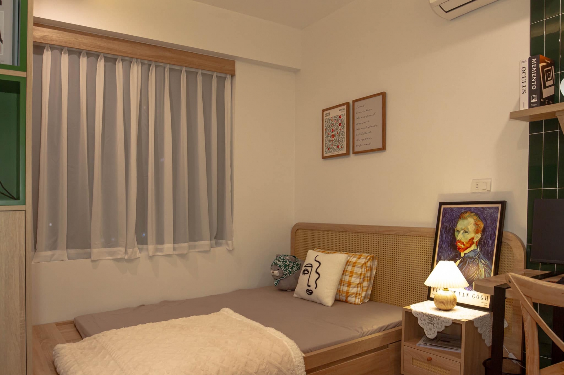 Phòng ngủ thứ hai lựa chọn điểm nhấn bằng gam màu xanh rêu đậm. Nội thất vẫn ưu tiên sự gọn gàng, tiện nghi, từ giường ngủ cho đến táp đầu giường nhỏ nhắn.