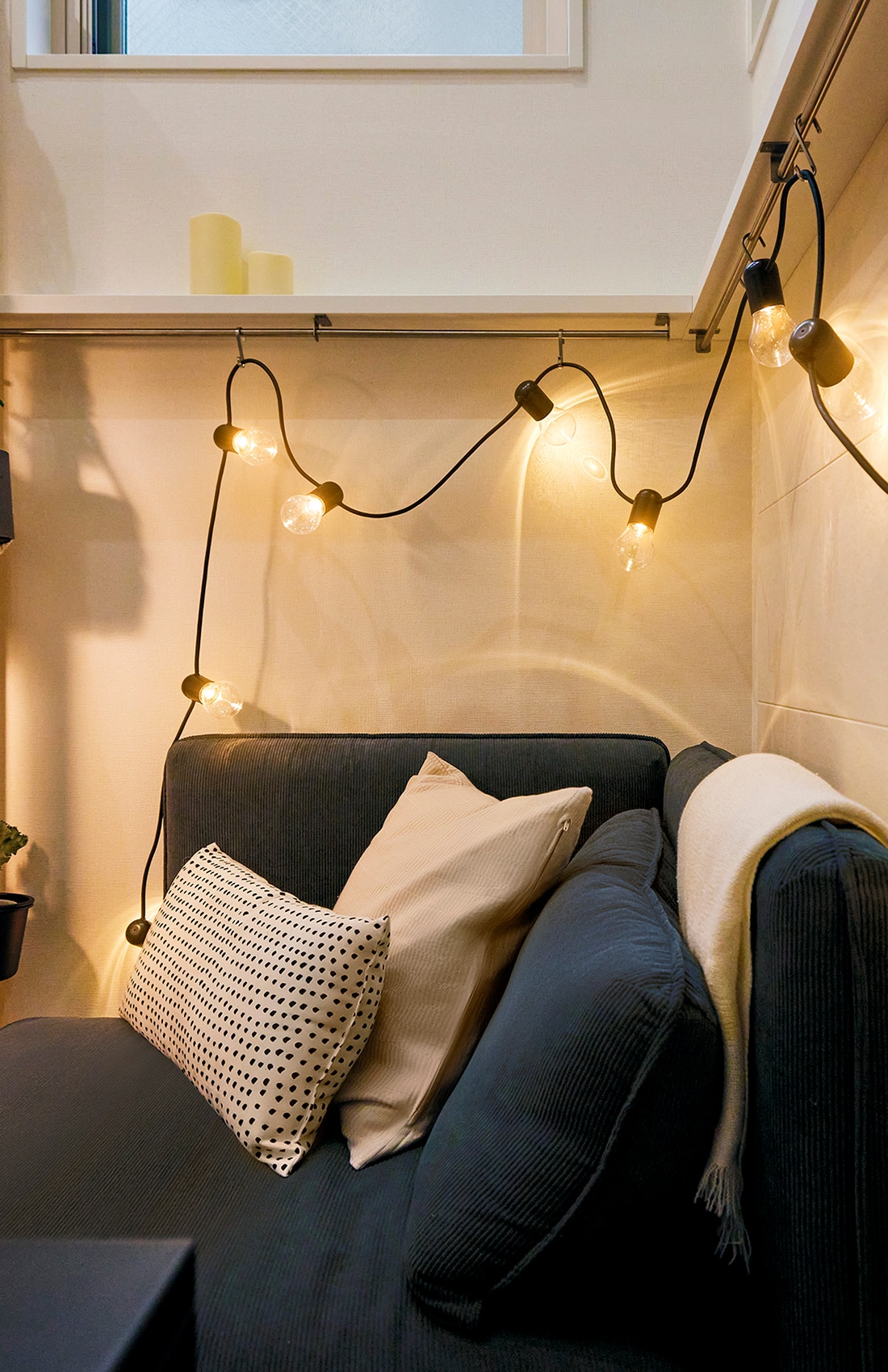 Phòng khách với Sofa bed module VALLENTUNA có thể chuyển đổi thành giường êm ái để bạn ngả lưng khi cần thư giãn hoặc cho khách ngủ lại nhà. 