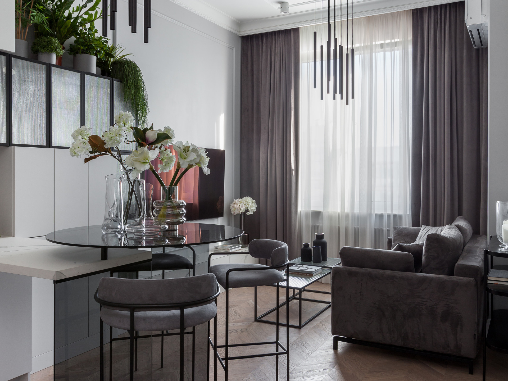 Căn hộ 47m² trắng xám sang trọng, ấm cúng của nữ sinh viên: Ai bảo sinh viên là khổ!