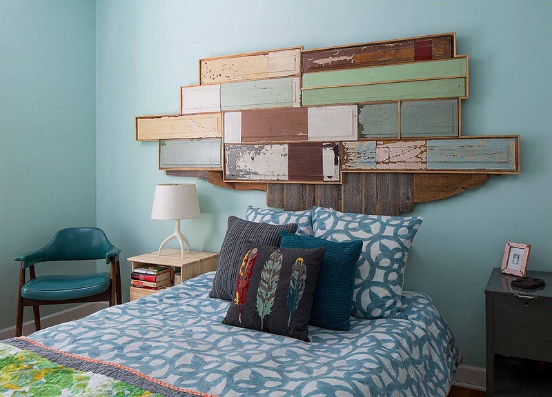 Còn gì tuyệt vời hơn khi sử dụng gỗ tự nhiên để trang trí cho khu vực đầu giường thêm sống động? 